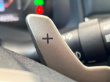 【パドルシフト】ハンドルから手を離さずに素早くシフトアップ&ダウンができるので、エンジンブレーキを使う下り坂や高速道路の合流で加速したい場面で役立ちます。