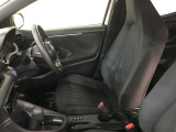 高いホールド性で運転姿勢が安定します。長距離ドライブでも疲れにくいのが魅力です。快適なドライビングライフをお送りください♪