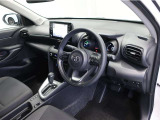 落ち着いた色合いで統一された室内。居心地の良い運転席がロングドライブをサポート。