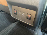 全席シートヒーター付きです。座席からの熱で体を温めてくれる快適な装備です。スイッチを入れると2、3分で座席が温まります。 こちらは、後部座席シートヒーターになります。