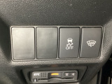 VSA装備車です。VSAはドライバーの操作と車の動きを見守っています。もし車の挙動が乱れたとき、4輪別々にブレーキをかけたり、エンジンパワーをしぼることによって車を安定させます。