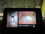 上から丸見え!アラウンドビューカメラです。お車の周りを写します。もちろん後退時には右画面に大きく表示します。