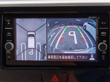 【アラウンドビューモニター装備】 フロント・左右ドアミラー・リヤの4つのカメラにより、車両を真上から見ているような映像をディスプレイに表示します。正確な駐車や取り回しを容易に行うことができます。