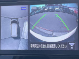車を真上から見ているように、周囲の状況を把握しながら安心して駐車が行えるアラウンドビューモニター!