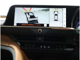 サイドクリアランスビュー表示中に、旋回時の運転操作に合わせて自動で車両を斜め後方から見たような映像を表示。