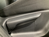 運転席にはドライバーの体型や好みに応じて前後方向だけでなく、高さの調整ができるシートリフターを装備!