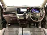車内は光触媒抗菌消臭施工済です。インパネ周りはスタイリッシュなデザインです。グローブボックスやカップホルダーのほかにトレーなどたくさんの収納スペースが付いています。