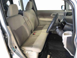 運転席の座面高さを調整できるシートリフターが付いています。フロントシートはベンチシートを採用で、座面も広く使い勝手もいいですよ♪