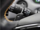 ◆減速セレクター装備◆ステアリングホイールの左右に取り付けられた2つのパドルスイッチで減速の強さを調整。 左側の「-」を操作すると減速を強く、右側の「+」を操作すると減速を弱くすることができます。