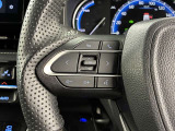ステアリングスイッチ付き。前方から目を離すことなく操作することが可能です。