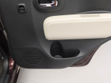 カップホルダーは運転席や助手席からちょうど手の届く位置です!!