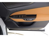 e-latch  降車時に後方から車が近づいている時はドアを開かないようにする安心機能。