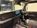 スッキリとまとめられた運転席周りで、運転を楽しくさせる内装