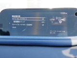 こちらのお車には先進安全装備が多数搭載されています。衝突被害を回避あるいは軽減するためのブレーキや、後方死角からの接近警報、車線逸脱を防止する警報装置など、詳しくはスタッフまでお尋ねください。