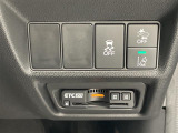 【ETC】有料道路を利用する際に料金所で停止することなく通過できる、ETC車載器(ノンストップ自動料金収受システム機器)が装備されています。セットアップを行うことで利用可能になります。