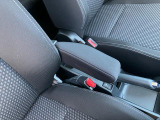 運転席に【フロントアームレスト】があります。