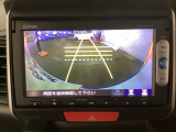後方確認はお任せ! リアカメラ装備でバック駐車をサポートします。