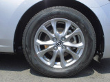 標準装備の純正15インチアルミホイール。タイヤサイズは185/65R15です。