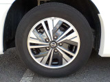 足元を引き締める純正アルミホイ-ル付きです。タイヤサイズは、195/65R15です。
