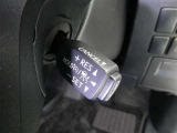 【レーダークルーズコントロール】(全車速追従機能付)付きです。車速に応じて追従支援してくれるので、ロングドライブも快適です。詳細は販売店スタッフまでおたずねください。