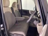 フロントシートはベンチシートです。ベンチシ―トは運転席と助手席の移動もスムーズ!狭い駐車場での乗り降りに便利です。