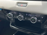 オートエアコンは運転席側と助手席側でそれぞれ自由に温度設定ができます。寒い冬でも快適にドライブできるシートヒーター付きです!