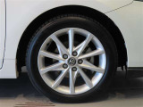 純正のアルミホイール装着車です。タイヤサイズは215/50R17です。