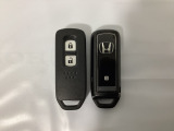 スマートキーを装備しています。鍵を差し込むことなくドアロックの開け閉めと、スタートボタン操作でのエンジンスタートができます。スペアキーも同じものを用意しております。