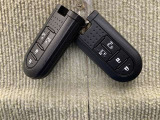 手荷物が多いときでも、スマートキーをバッグやポケットに携帯していれば、キーを取り出すことなくドアの解錠・施錠ができます