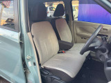 ゆったり座り心地の良い運転席シート、状態も良好です!!!センターアームレストも付いています。