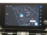 ディスプレイオーディオ(コネクティッドナビ対応)PLUS搭載。T-Connectご契約で2028年3月まで無償で利用できるナビ(期限到来後は有償)と、解約後も利用できる車載ナビが搭載されています。
