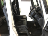 すわり心地の良い運転席・助手席です。長時間のドライブの疲れ軽減に貢献します。どうぞ快適なドライブを。