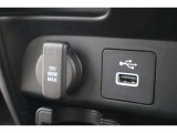 USBオーディオ用ソケットがついていますので携帯電話などを接続すれば音楽等の再生が可能です!充電用ソケットもございます!
