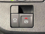 指先だけで簡単に操作が可能な電動パーキングブレーキを採用。「HOLD」スイッチを押すと、渋滞や信号待ちなどでブレーキペダルから足を離しても、ブレーキを保持するので安心です