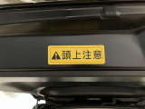 バックドアの底部に貼ってある注意ステッカーです。