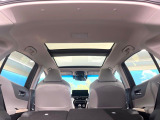 【調光パノラマルーフ】車内の解放感が一気に上がる大型パノラマルーフに調光機能がプラス!日差しが強い時、シェードを閉めなくてもガラスの透明度を調整することで心地よい明るさに♪