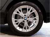 【BMWアロイホイル】軽量かつ強度に拘ったアロイホイル。走行性能ポテンシャルを引き出す設計。車の足元を引き締めてくれる大きなポイントはアロイホイルです。