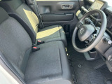 乗り心地の良いフロントシートです。足回りも広々としておりますので、長時間の運転も疲れづらいですよ。