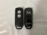 スマートキーを装備しています。鍵を差し込むことなくドアロックの開け閉めと、スタートボタン操作でのエンジンスタートができます。スペアキーも同じものを用意しております。