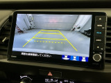 リバースギアに入れるだけで後方の表示へ切り替わります。夜間や雨の日の駐車も楽になりますよ。