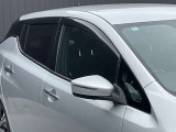 雨の日でも少し窓を開けて換気することができます。あると便利なバイザーです。