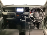 車内は光触媒抗菌消臭施工済です。インパネ周りはスタイリッシュなデザインです。グローブボックスやカップホルダーのほかにトレーなどたくさんの収納スペースが付いています。