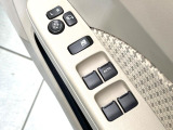 【電動格納ミラー】サイドミラーは電動格納式となっており、狭い駐車場でもキズがつくリスクを抑えられます。