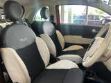 車内は特徴的なレザーファブリック素材です。