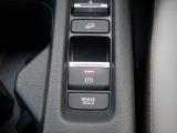 【電子制御パーキングブレーキ】スイッチ操作でパーキングブレーキをオン/オフ。発進時、運転席のシートベルトが着用されている時アクセルを踏めば自動的に解除されます。