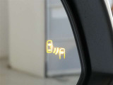 ブラインドスポットモニター装備。隣車線を走る車両を検知。ドアミラーでは確認しにくい後、側方エリアに存在する車両や急接近してくる車両も検知しドアミラーに搭載されたLEDインジケーターが点灯します。