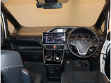 オシャレなインテリアで運転する気分も盛り上がりますよね^^