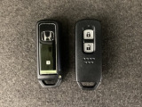 スマートキーを装備しています。鍵を差し込むことなくドアロックの開け閉めと、スタートボタン操作でのエンジンスタートができます。スペアキーも同じものを用意しております。