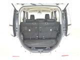 後席シートは分割可倒式です。乗せる荷物や乗車人数に合わせて片側ずつ倒すことが出来ます。