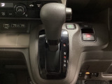 CVT車のセレクトレバーです。低速から高速まで、変速ショックのないスムーズな走りと、エンジン効率のよい領域を維持して燃費にも貢献します。サイドブレーキはスイッチ操作の電子制御パーキングブレーキです。